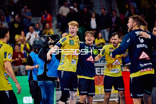 Feiernde Spieler nach einem erfolgreichen Spiel