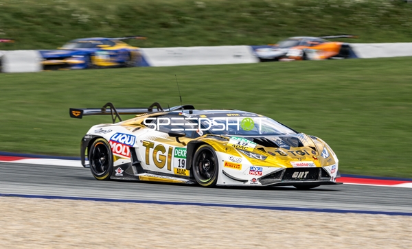 Rennfahrzeug auf der Rennstrecke