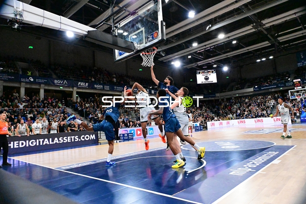 DJ Horne (0; MLP Academics Heidelberg) mit Korbleger