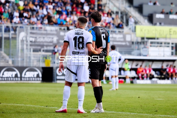 Duell zwischen Berk Inaler (18; SV Sandhausen) und 6; FSV Frankfurt