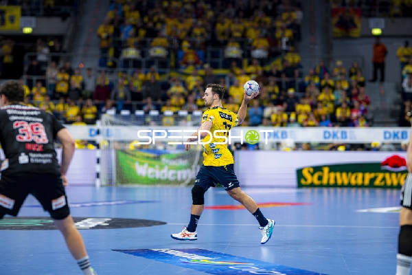 Dani Baijens (77; Rhein Neckar Löwen) mit Ball in Wurfbewegung