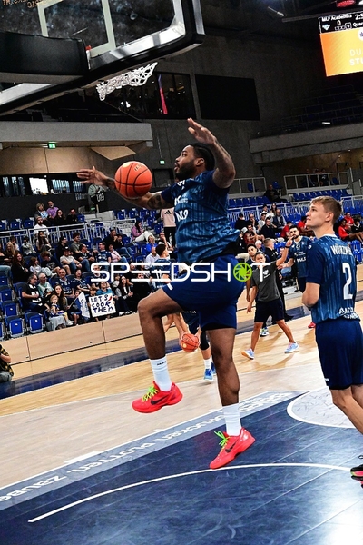 Niklas Würzner (2; MLP) wirft auf Korb