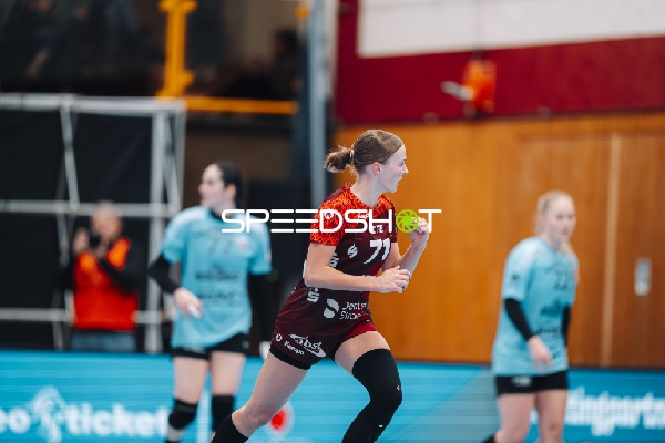 Szene mit Hanna Walther (71; HSG Bensheim/Auerbach) und Kelly de Abreu Rosa (77; Thüringer HC)