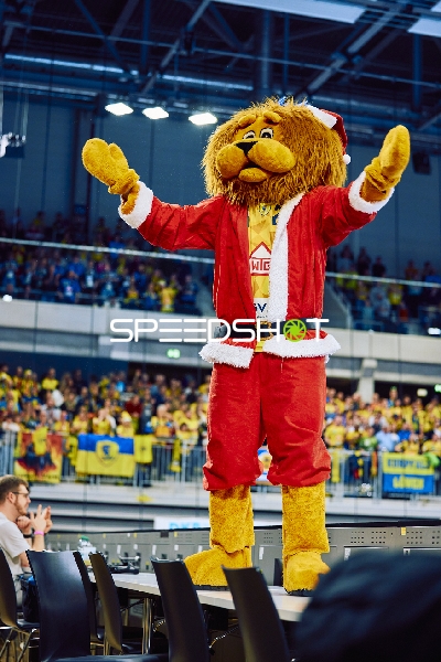 Das Maskottchen der Rhein Neckar Löwen, verkleidet als Weihnachtsmann, unterhält die Menge.