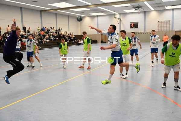 Dynamischer Wurf im Handballspiel TV Edingen gegen TV Friedrichsfeld