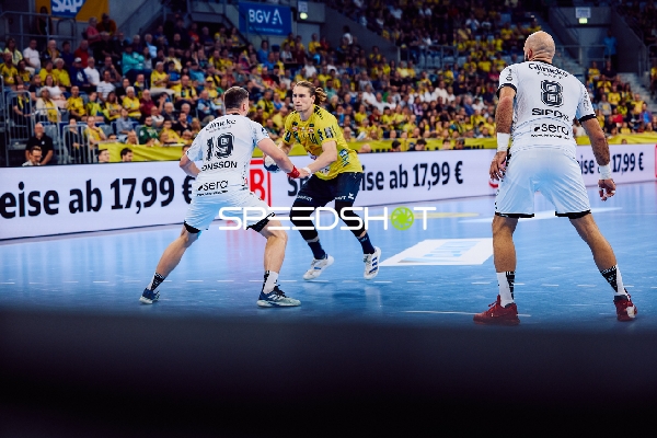 Juri Knorr von Rhein Neckar Löwen versucht, an zwei Verteidigern vorbeizukommen.