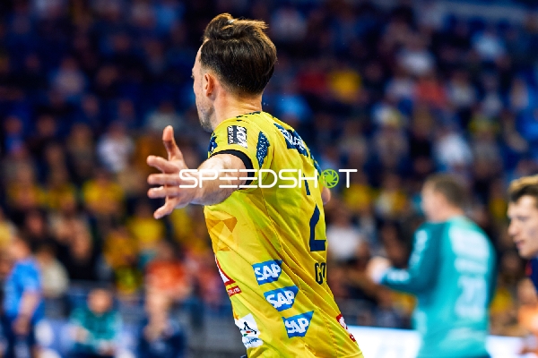 Spieler der Rhein Neckar Löwen jubelt nach einem Tor.