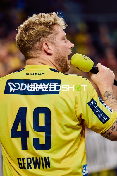 Ein Spieler von Rhein Neckar Löwen spricht ins Mikrofon.