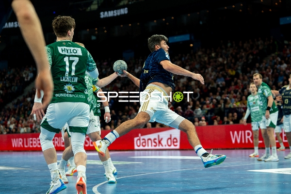 Jacob Lassen (9; HSV Hamburg) und 17; Füchse Berlin im Zweikampf