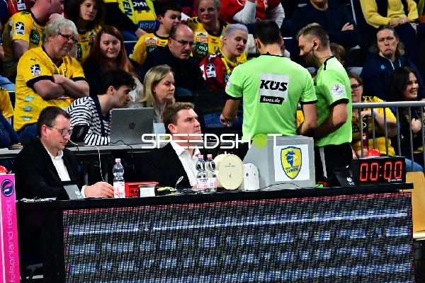 Offizielle und Schiedsrichter bei Spielvorbereitung