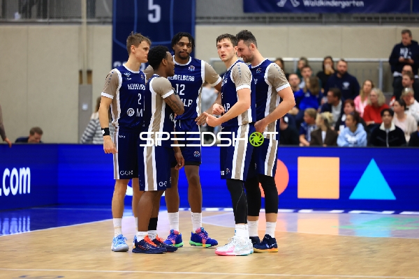 Szene mit Osun Osunniyi (12; MLP Academics Heidelberg) und Teamkollegen