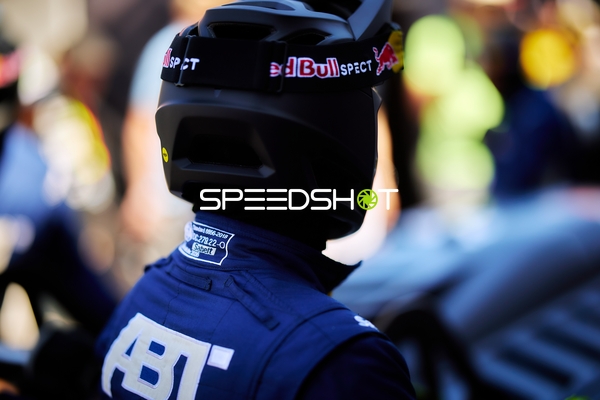 Fahrer mit Helm am Nürburgring