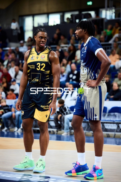 Keeshawn Kellman (32; MHP Riesen Ludwigsburg) und Osun Osunniyi (12; MLP Academics Heidelberg) auf dem Court