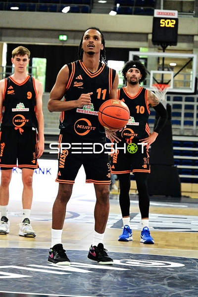 Drei Spieler auf dem Court