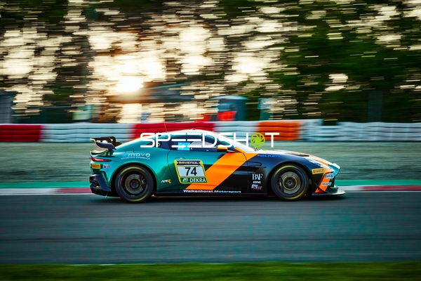 Rennfahrzeug auf der Rennstrecke