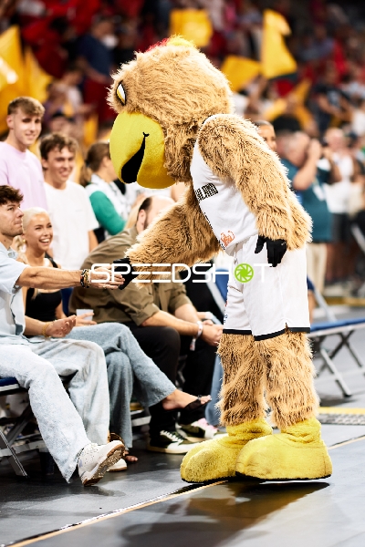 Maskottchen begrüßt Fans