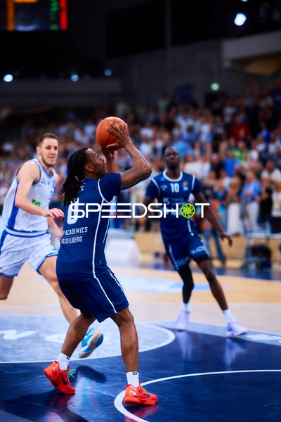 shoot DJ Horne (0;MLP Academics Heidelberg), Bakary Dibba (10;MLP Academics Heidelberg), Einaras Tubutis (37;Frankfurt Skyliners)
