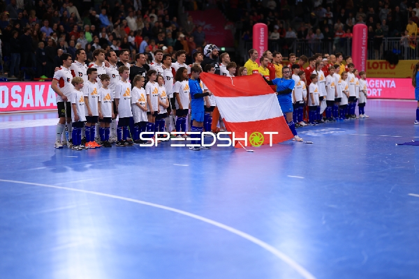 Nationalmannschaft Sebastian EITENBERGER (5; Österreich) mit Flagge