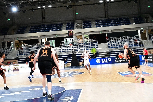 Spieler kämpfen um den Ball