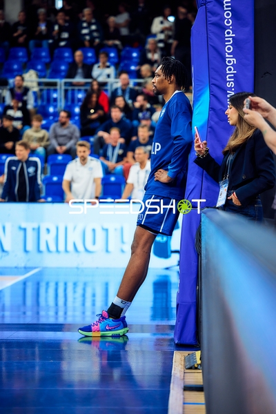 Spieler lehnt an Pfosten MLP Academics Heidelberg