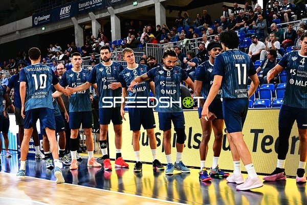 Fünf Spieler auf dem Court