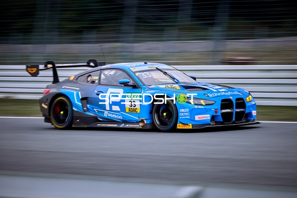 Rennfahrzeug auf der Rennstrecke