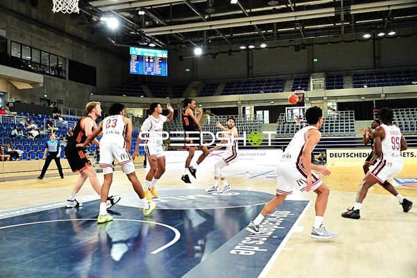 Wurf von William McDowell-White (9; JL Bourg Basket) verteidigt von Tre Mitchell (3; JL Bourg Basket)