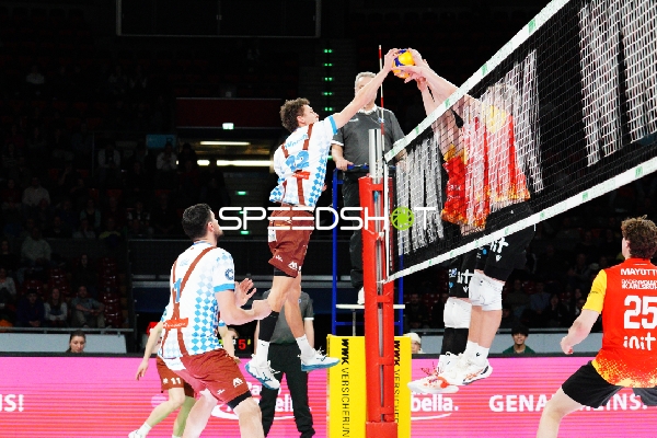 Spielszene mit John Obi (11; BADEN VOLLEYS SSC Karlsruhe), Laurenz Welsch (12; WWK Volleys Herrsching) und Corey Mayotte (25; BADEN VOLLEYS SSC Karlsruhe)