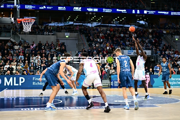 Spielaktion mit Jeff Garrett Jr. (4; Telekom Baskets Bonn) und Niklas Würzner (2; MLP Academics Heidelberg)