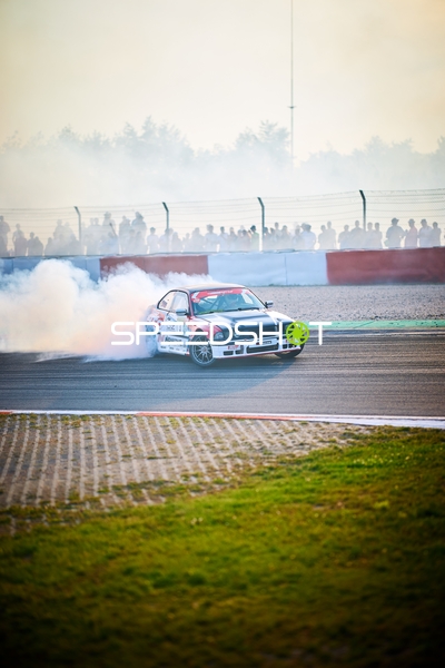 Rennfahrzeug driftet am Nürburgring