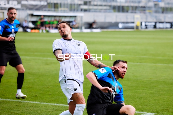 Zweikampf zwischen Yannick Osee (13; SV Sandhausen) und Lukas Gottwalt (13; FSV Frankfurt)