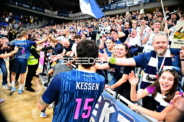 Jubel nach dem Spiel mit Marcel Keßen (15; MLP Academics Heidelberg) und Niklas Würzner (2; MLP Academics Heidelberg)