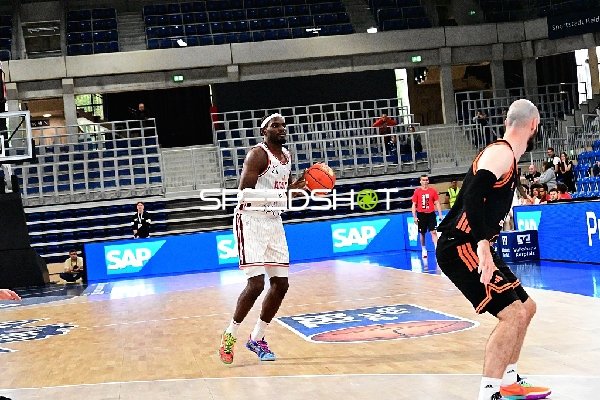 Kevin Kokila (34; JL Bourg Basket) dribbelt auf dem Court