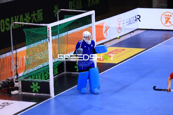 Torwart Mateusz POPIOLKOWSKI (1; Polen) im Tor