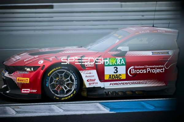 Rennfahrzeug in der Boxengasse