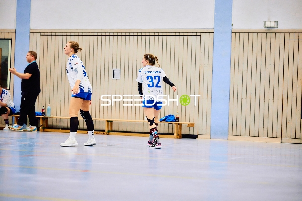 Spielerin von TV Edingen beobachtet das Geschehen.