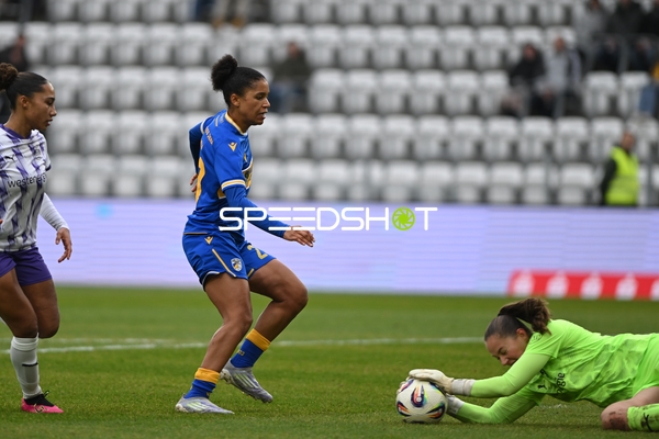 Torwart sichert Ball