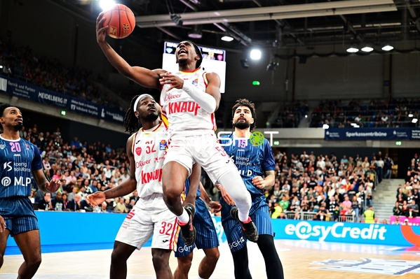 Spielszene mit Marcel Keßen (15; MLP Academics Heidelberg) und Marcus Carr (5; Würzburg Baskets)