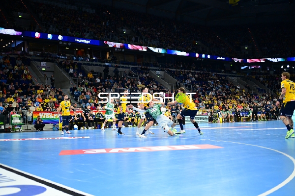 Zweikampf um den Ball mit Dani Baijens (77; Rhein Neckar Löwen) und Valter Chrintz (26; Füchse Berlin)