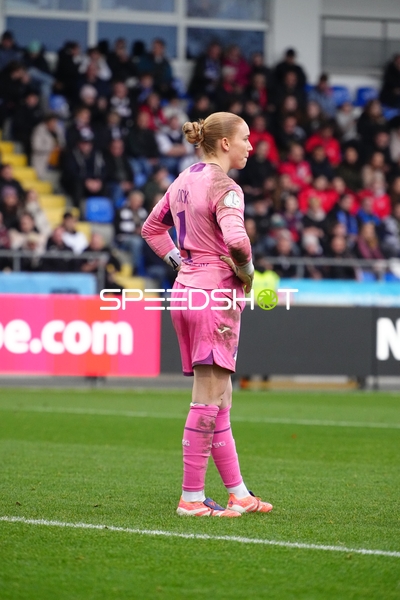 Torwart Laura Dick (1; TSG Hoffenheim Frauen) in Position
