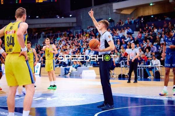 Schiedsrichter signalisiert Freiwurf