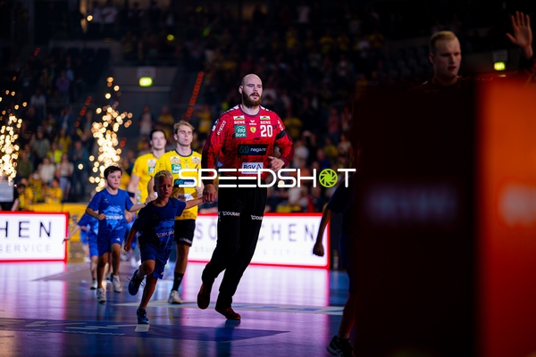 Mike Jensen (20; Rhein Neckar Löwen) läuft ein