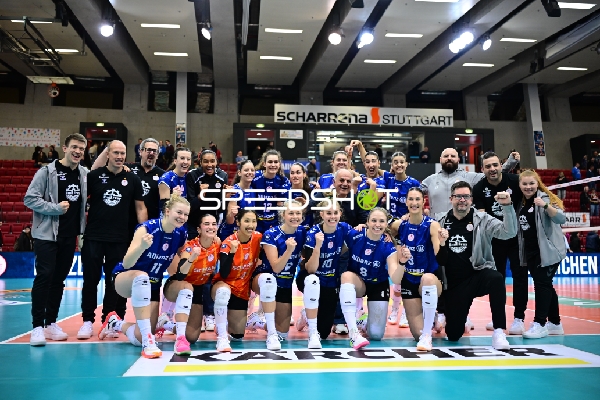 Spielszene mit Leilani Slacanin (2; Allianz MTV Stuttgart) und Team