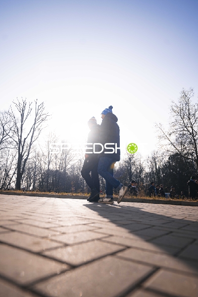 Personen gehen spazieren