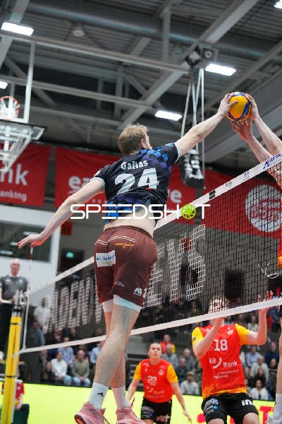 Spielszene mit Simon Gallas (24; WWK Volleys Herrsching) und Maximilian König (18; BADEN VOLLEYS SSC Karlsruhe)