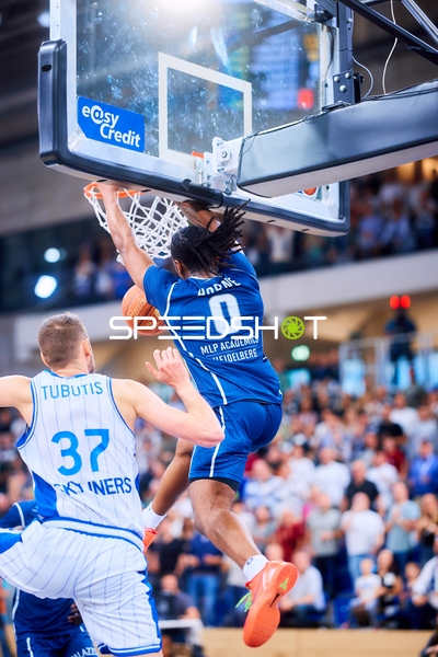 Dunk DJ Horne (0;MLP Academics Heidelberg), Einaras Tubutis (37;Frankfurt Skyliners)