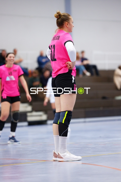 Spielerin der SG Nußloch wartet aufmerksam im Spiel