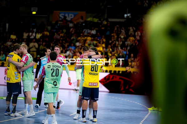 Spieler feiern gemeinsam