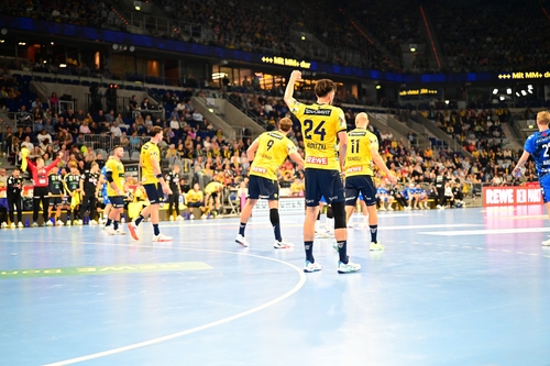 Positionierung von Patrick Groetzki (24; Rhein Neckar Löwen) und Torben Matzken (22; TVB 1898 Stuttgart)