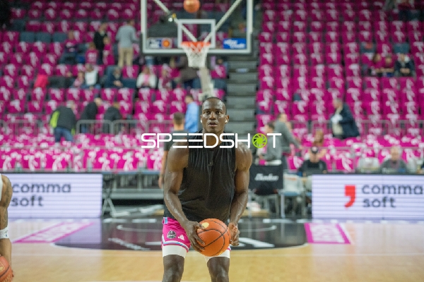 Tylan Birts (5; Telekom Baskets Bonn) in Aktion